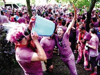 西班牙阿洛城葡萄酒大战 50万升!带着你的红酒