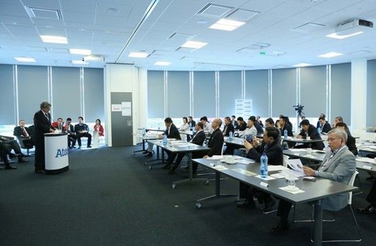 蒋锡培等中国企业家参访法国公司