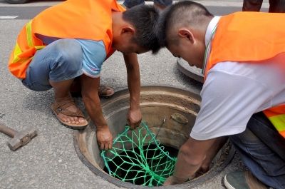 厦门1万多个雨水井盖加装防坠网