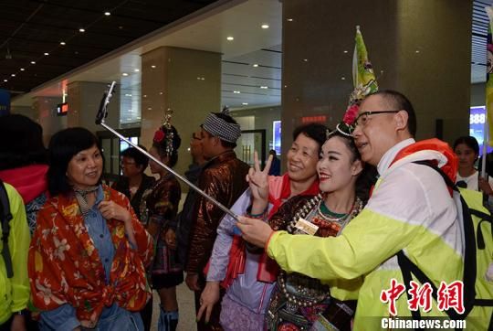 贵州迎来首趟贵广高铁香港旅游专列_滚动新闻