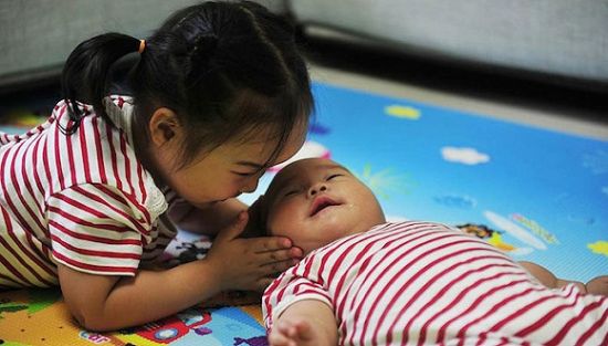 人口学者:中国放开全面两孩增加世界经济活力