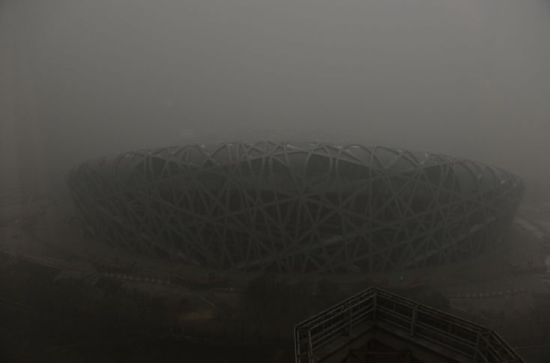 一场雾霾，段子手的口水、围观者的笑声，反倒淹没了理性严肃的公共探讨