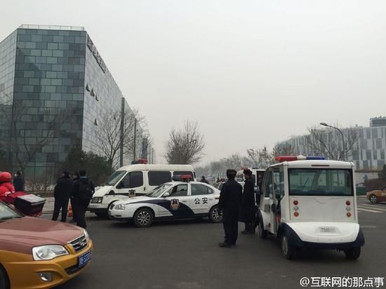 滴滴北京总部遭出租车围堵 官方回应:司机有误