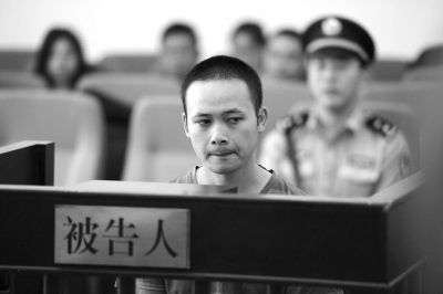 2015年6月北京，杨某因贩卖罂粟壳，涉嫌贩卖毒品等罪受审。