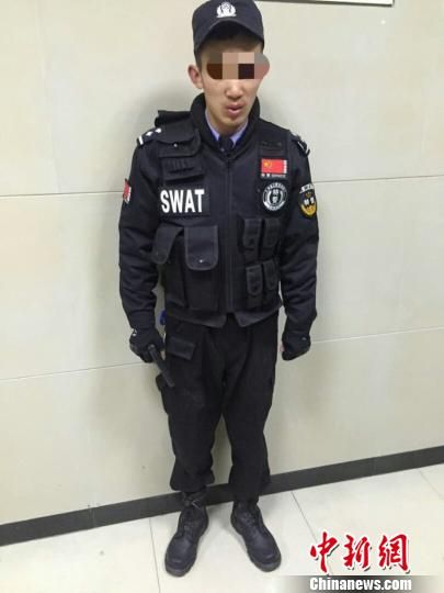 小伙网淘特警服街头 "执勤"阻止父亲嫖娼