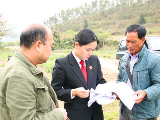 法官和人民陪审员进行实地勘察工作现场