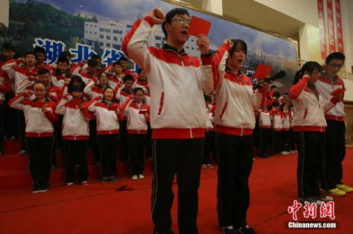 资料图：2016年2月29日下午，高考倒计时100天，湖北省宜昌市夷陵中学召开高考誓师大会，该校高三近1000名师生在大会上发表“战斗宣言”，为高考最后100天努力奋斗。 李风 摄