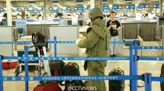 上海警方：嫌疑人在浦东机场投掷爆炸物后割颈