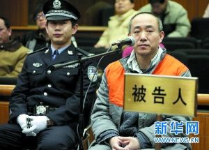 图为王长林在接受审判。（来源：新华网）