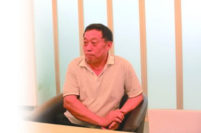 在不少人眼中,“最富送气工”蔡浴久是个怪人。