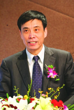 雄踞黄金水道 打造世界强港_焦点透视