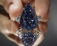 世界最大无暇鲜彩蓝钻1.5亿元成交