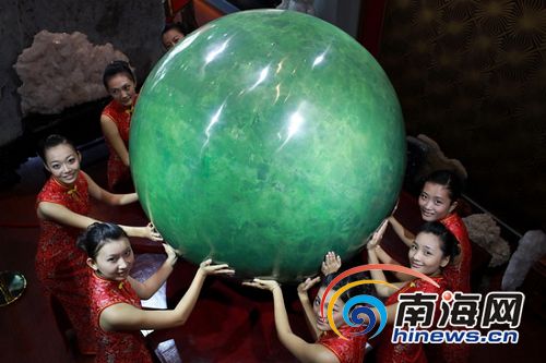 世界上最大夜明珠首次亮相海南 市民可免费参观