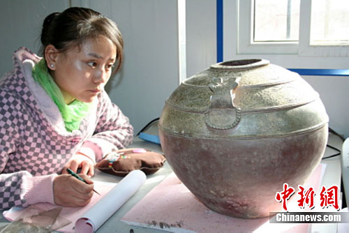西安西汉列侯墓出土珍贵瓷罐 绘罕见九头鸟图案