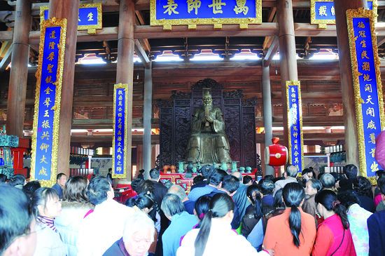 新春南宁市民热闹游孔庙 民间祭孔有讲究(组图)