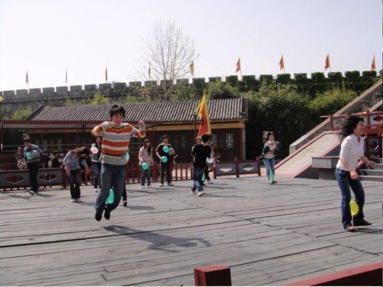 清明上河图景区举办第四届清明“踏青节”(图)