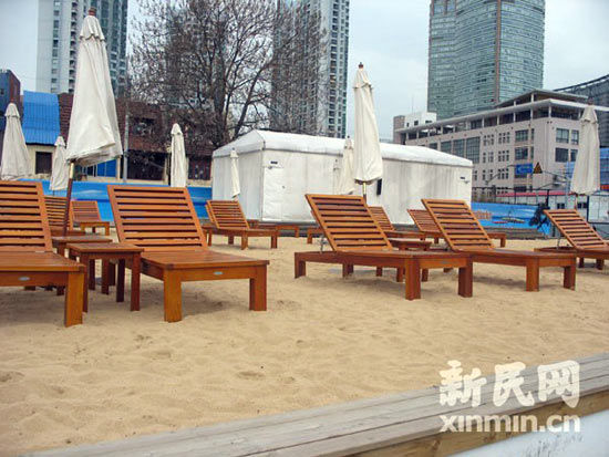 人造沙滩现身上海南外滩 尝鲜者寥寥无几(组图)