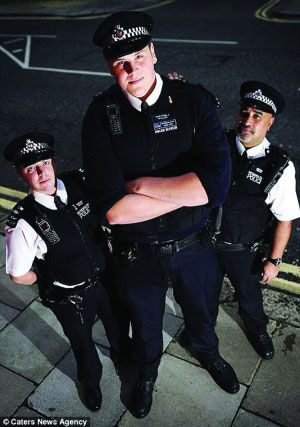 英最高警察成伦敦旅游景点 犯罪分子也拍照留念