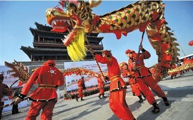 去年4月27日,舞龙队在中轴文化游启动仪式上表演。(资料图片)本报记者 张斌 摄 北京:委员热议“最美中轴线”申遗(图)