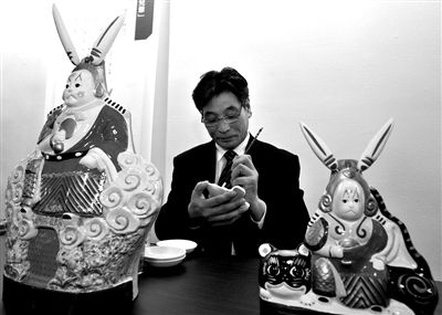 双彦展示老北京吉祥物“兔儿爷”的制作技艺。 “2012年北京文化周”台北秀“非遗”(图)
