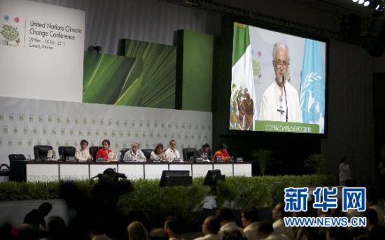 11月29日，与会代表参加在墨西哥坎昆举行的联合国气候变化会议开幕式。当天，《联合国气候变化框架公约》第16次缔约方会议暨《京都议定书》第6次缔约方会议在墨西哥海滨城市坎昆开幕，会议为期12天。新华社记者鲍菲菲摄
