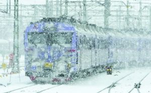 2日，瑞典，一列火车在风雪中前行。当天夜间，瑞典部分地区最低气温低至零下29.6摄氏度。
