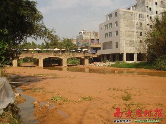 广西与广东交界处的清湖桥，浑浊的河水从清湖河(上游广西段)流入清湖河(下游平定段)