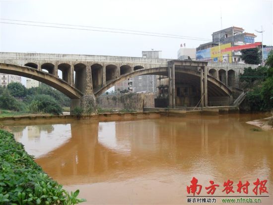 流经数公里后，河水到达平定桥，仍浑浊不堪