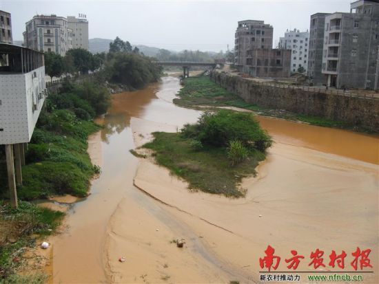 经平定桥后，河水汇入罗江