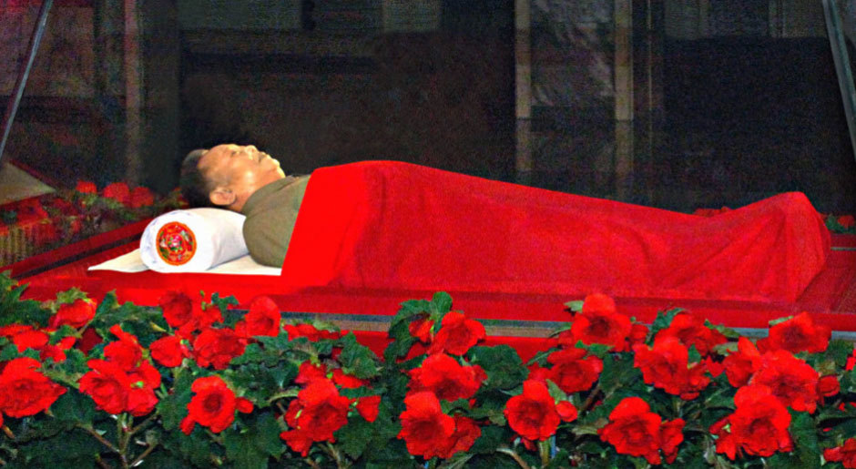 Kim Jong Il displayed in a glass coffin