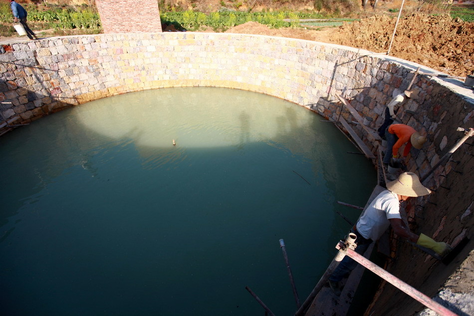 云南红河州弥勒县民众在修建抗旱增蓄应急蓄水池