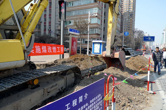 图为天津市街头改善大气环境的“煤改燃工程”施工现场。中国日报图片网供图