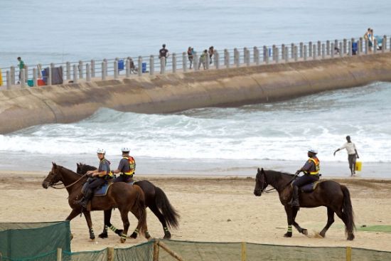 11月29日，南非警察骑马巡逻以确保气候会议安全举行