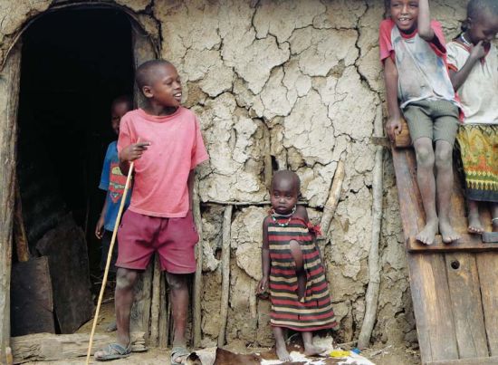 非洲贫困地区的孩子虽然被缺水和营养不良所