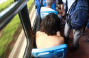 女子赤裸上身闹市乘坐公交车