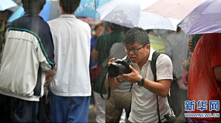 高考场外：北京高考恰逢降雨 记者雨中采访