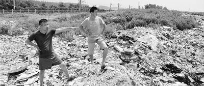 黑桥艺术区“1号院”的画家带记者实地察看院墙外面东坝乡后街村的“垃圾山”(记者 杨明方摄)