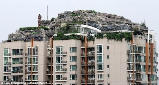 外媒关注搭在楼顶上的中国违章建筑