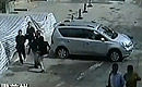 女司机停车被阻猛踹保安现场视频曝光