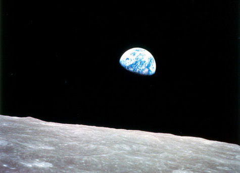 随同这封信寄出的地球照片。1968年圣诞节，阿波罗8号在环月轨道上拍摄的地球。