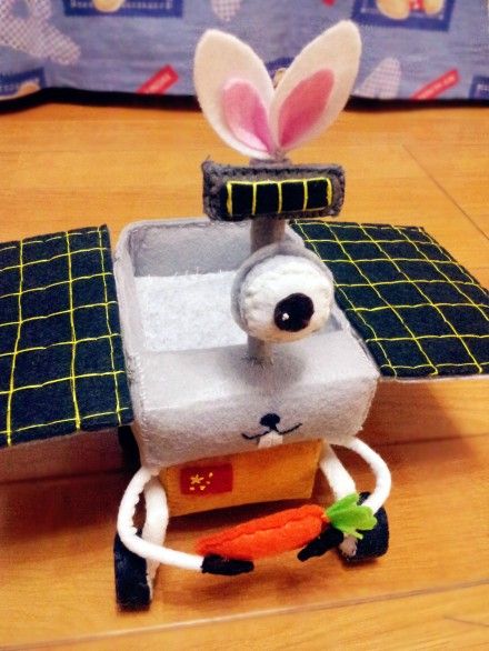 网友制作的"玉兔"月球车模型.是不是很可爱?