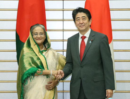 哈西娜总理这次到东京，安倍首相与她做了一笔生意：日本在未来5年内向孟加拉国提供6000亿日元(约364亿元人民币)的经济援助，而孟加拉国放弃明年与日本竞选联合国非常任理事国的权利。