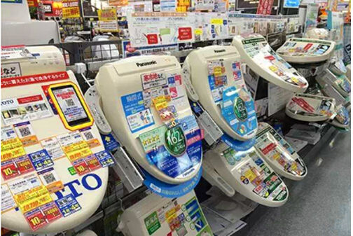 日本商店内出售的马桶盖受到中国游客追捧 日本商店内出售的马桶盖受到中国游客追捧