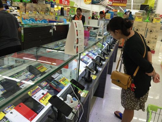 泰国曼谷大型超市big C里的i-mobile手机柜台 俞懿春 摄