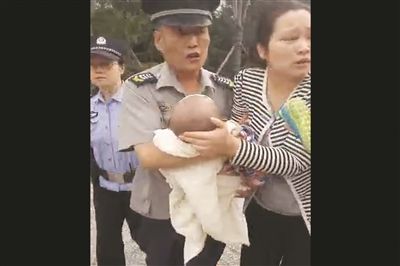 男童地铁抽搐乘客拉紧急制动好心办坏事