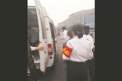 男童地铁抽搐乘客拉紧急制动好心办坏事