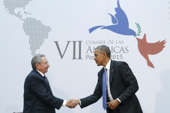 4月美洲国家峰会，奥巴马和劳尔-卡斯特罗握手