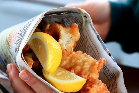用报纸包装的炸鱼薯条，是英国街头随处可见的美食。