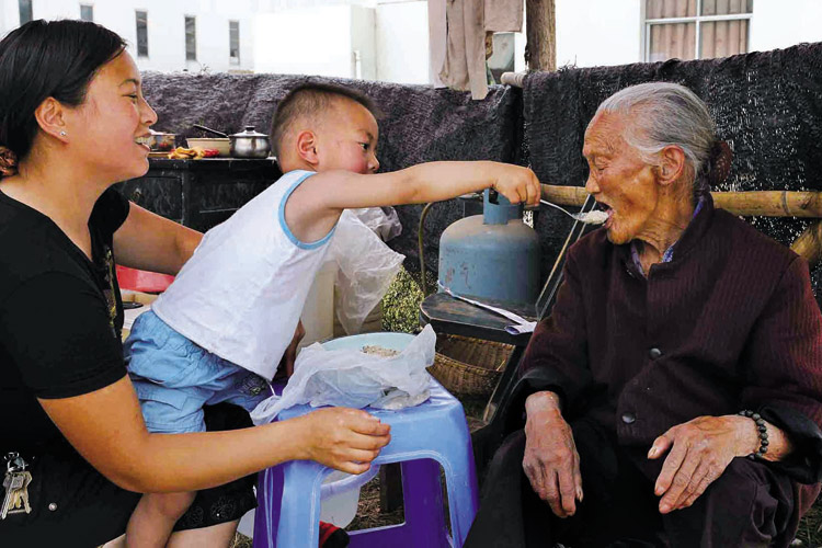 图文:89岁的王桂芳老人和重孙享受着天伦之乐