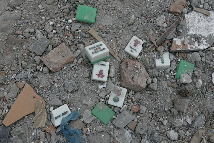 17日、綿竹漢旺鎮、廃墟の中に一山の麻雀牌。地震の前、ここには元々茶館があった